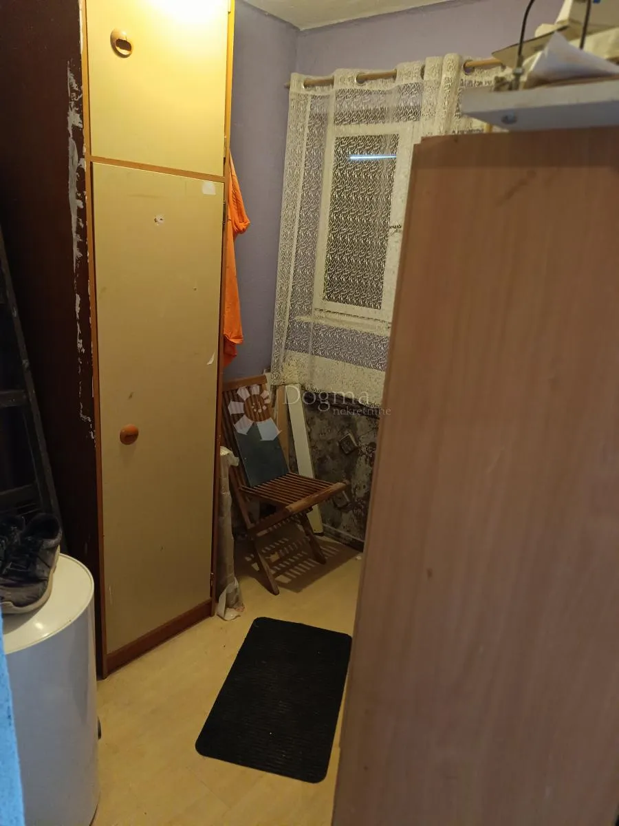 stan u kući za renovaciju - slika 4