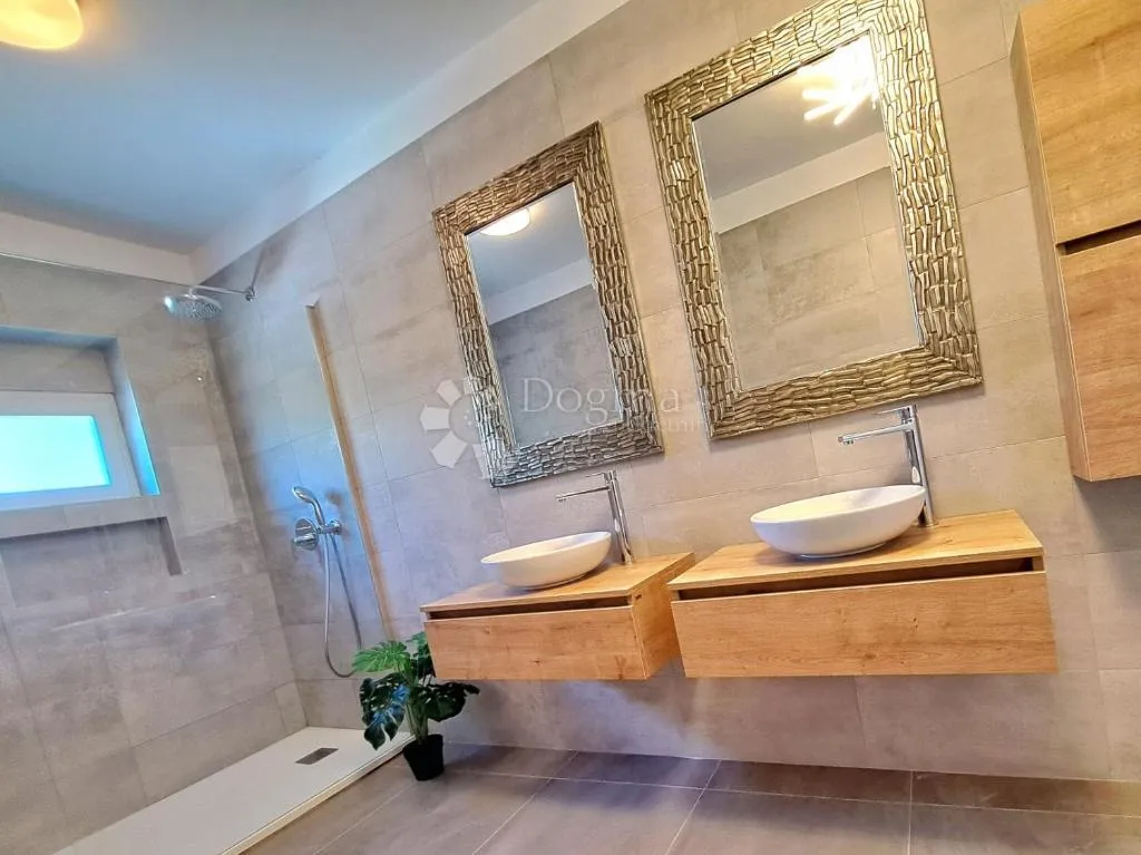 urbana vila na korak od mora - slika 30