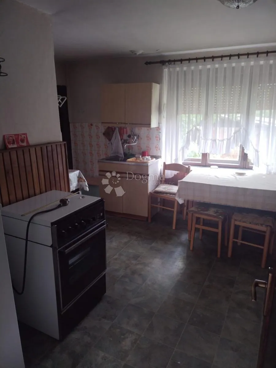 kuća na prodaju - potencijal za uređenje i miran obiteljski život - slika 9