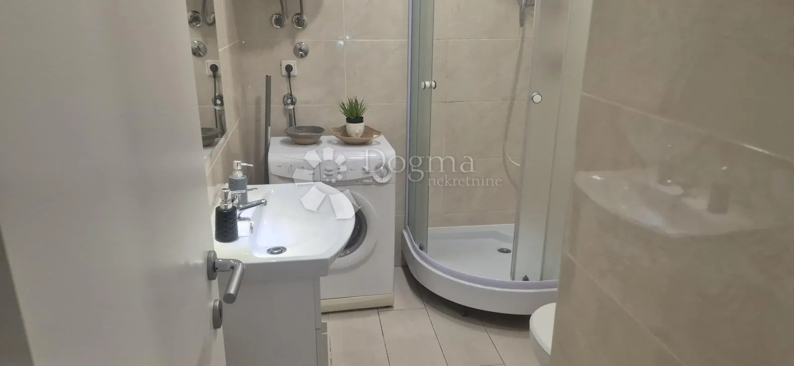 dva apartmana u strogom centru - slika 7