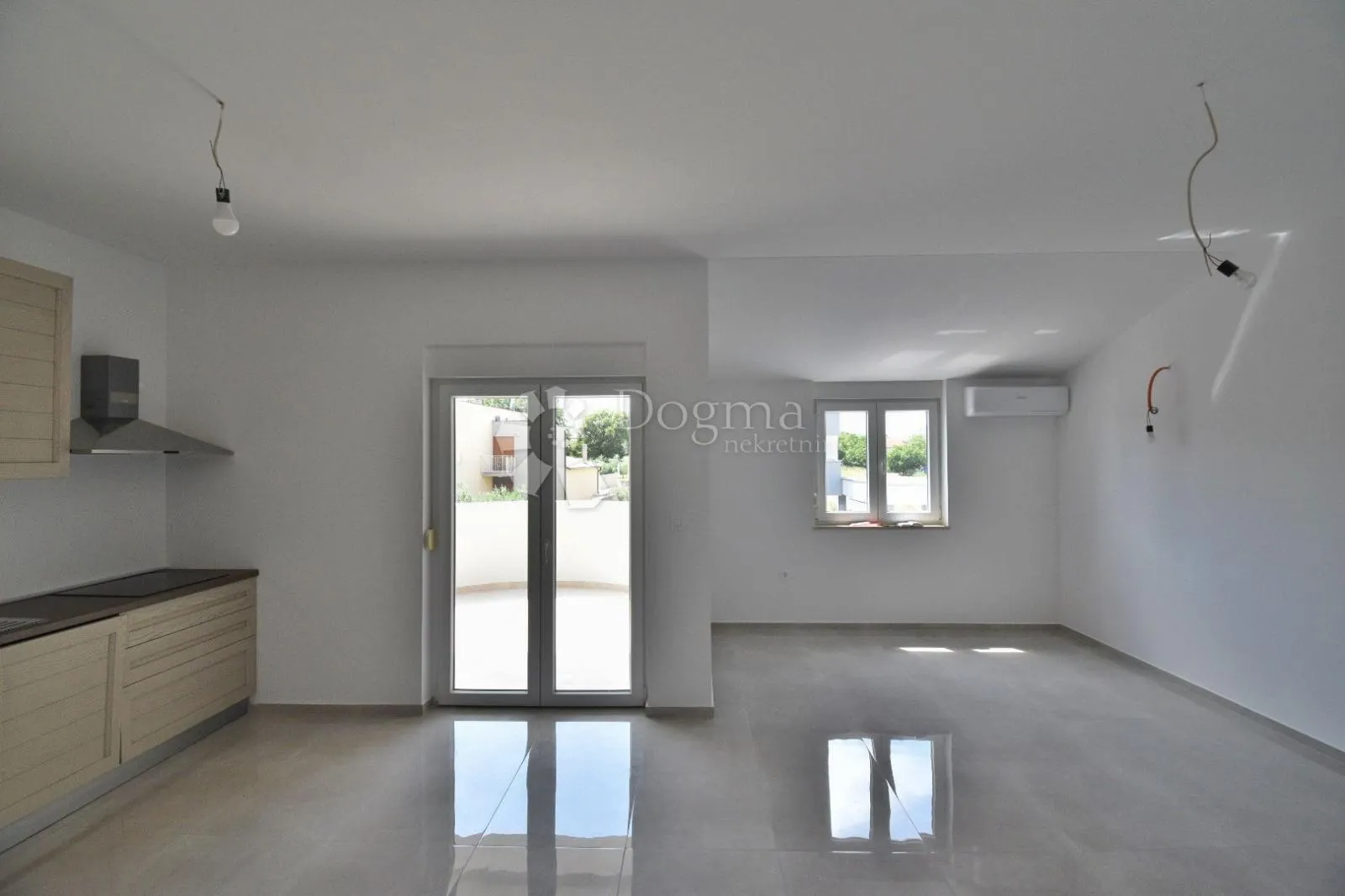 prilika - dva stana + kategorizirani studio apartman! - slika 23