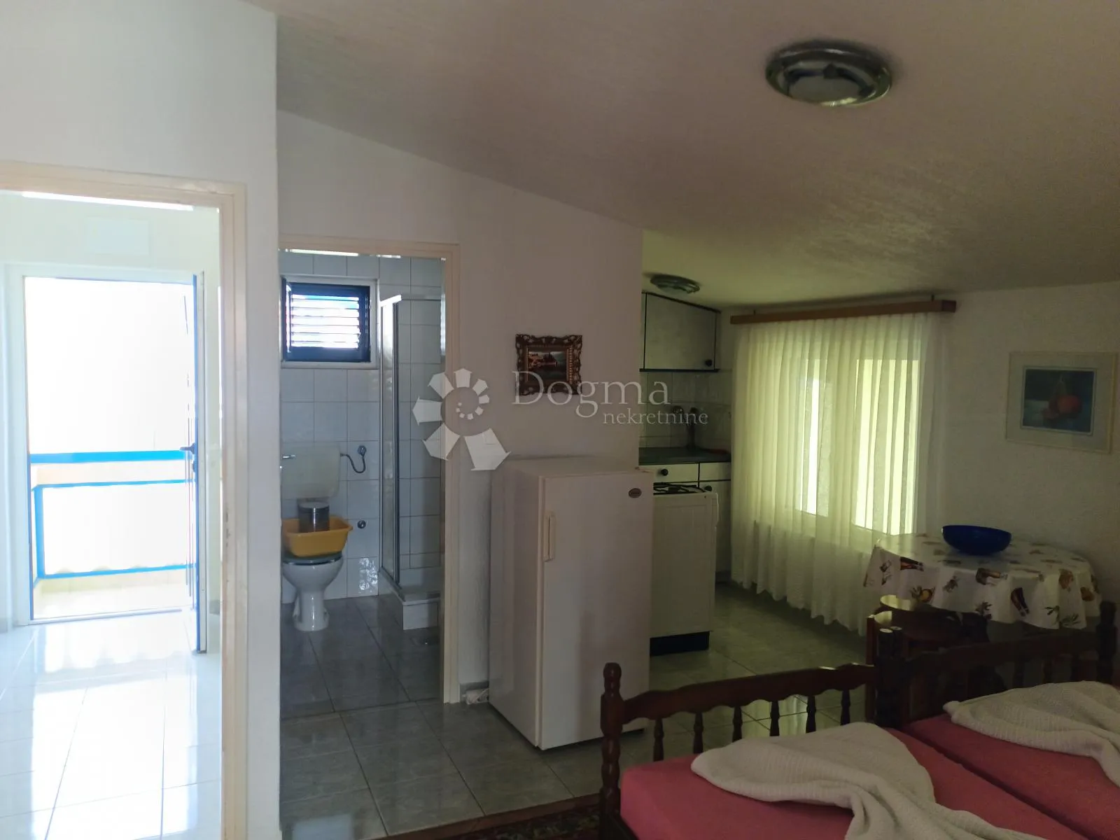 vodice prekrasna kuća sa 9 apartmana 100 metara od mora - slika 22