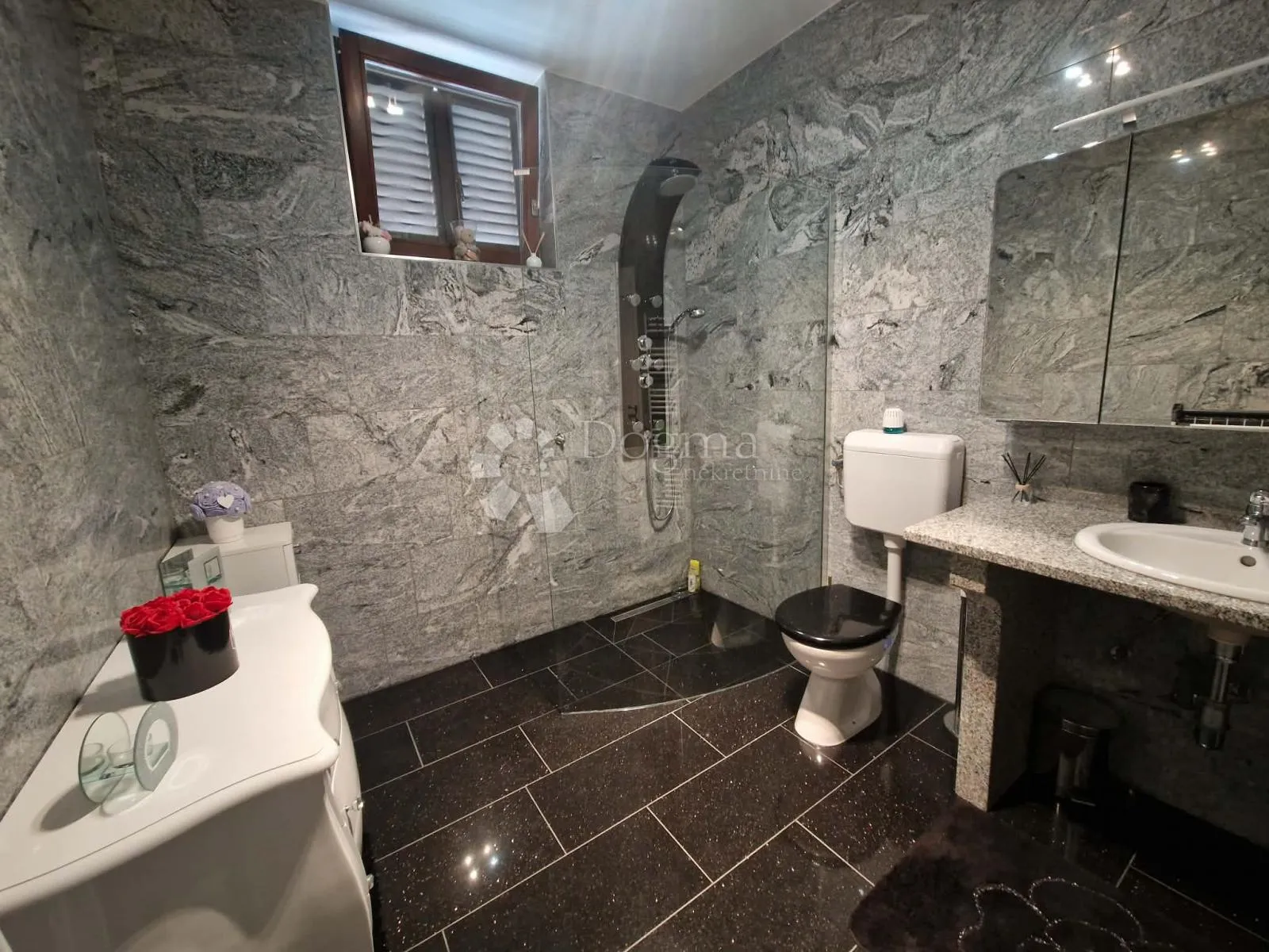 kuća s 4 apartmana - drugi red od mora - slika 44