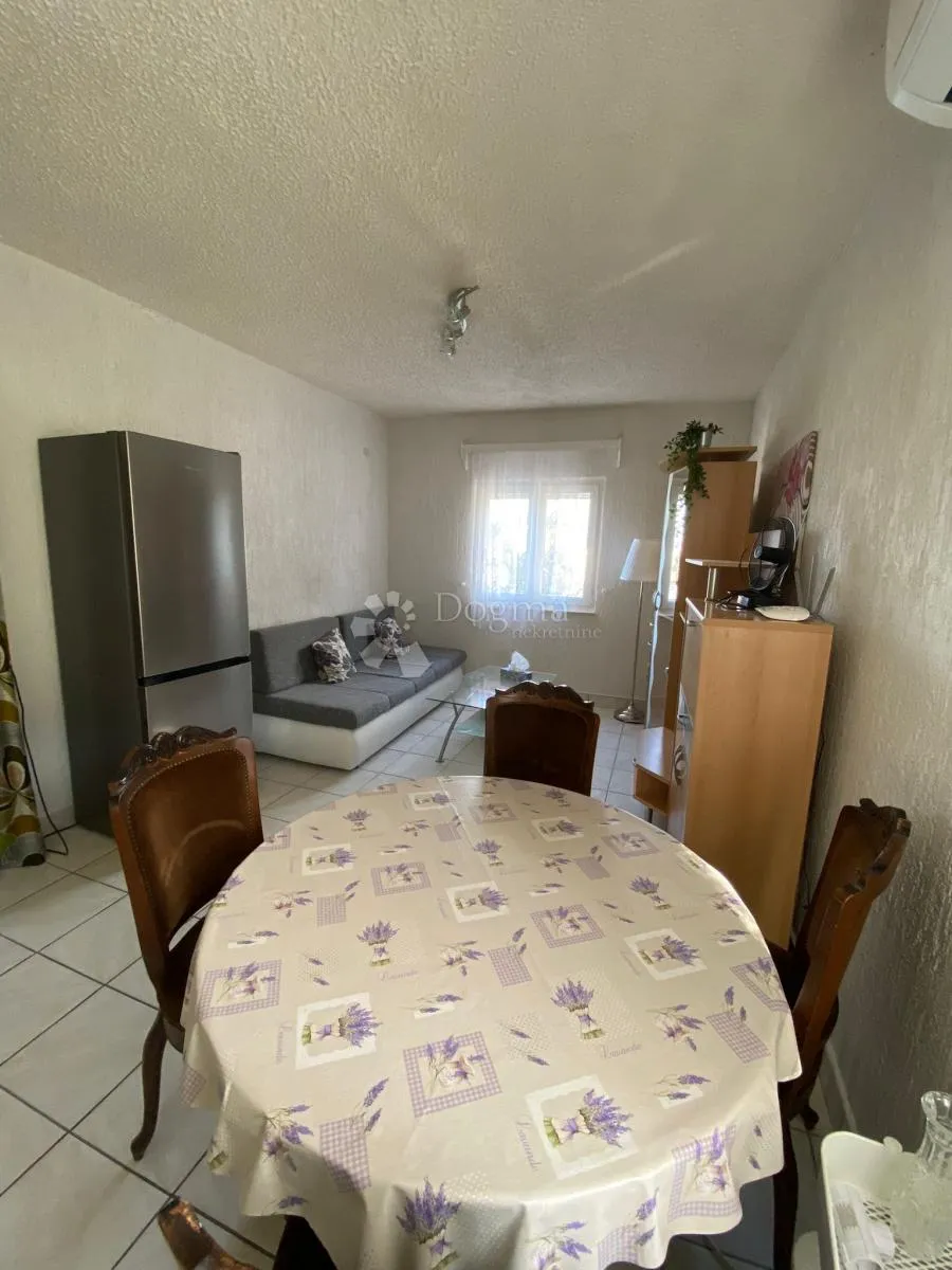 kuća sa tri stana i pogledom na more - slika 7