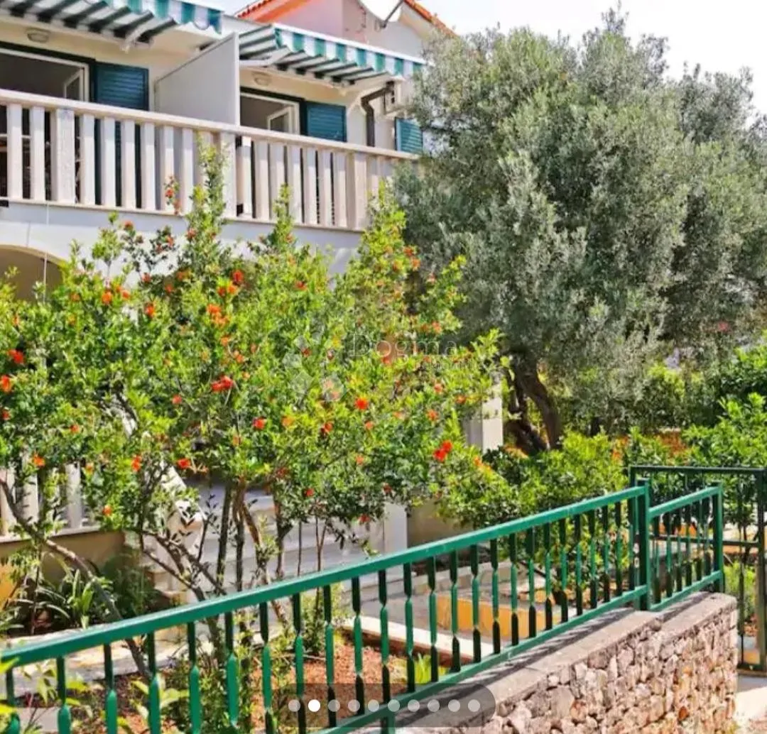 kuća sa 4 apartmana 100 metara od mora - slika 3