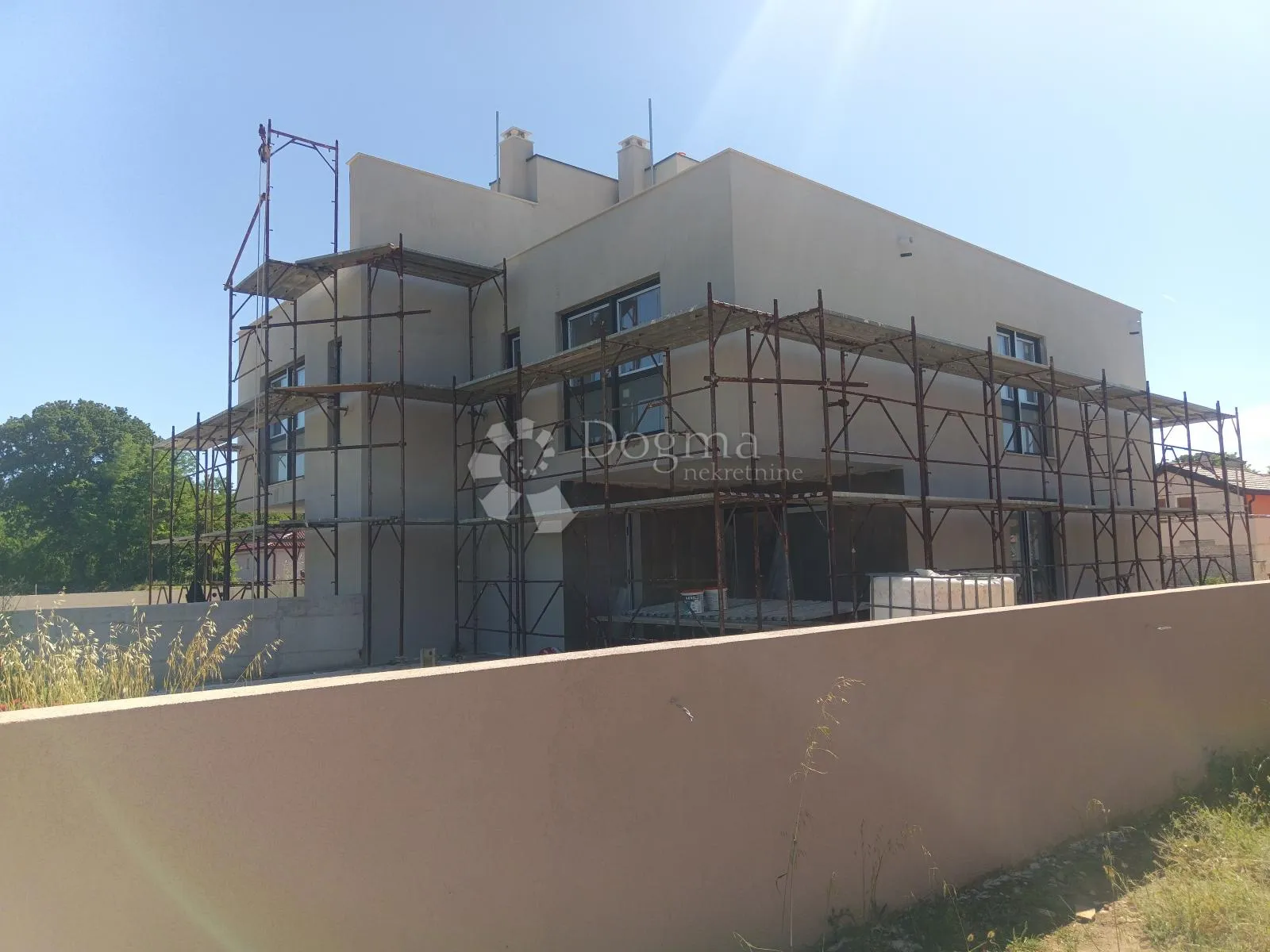 novogradnja - 127,5m2 s bazenom i krovnom terasom - slika 1
