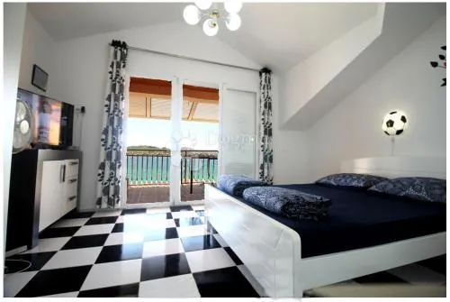 lovetovo -vodice, predivna kuća s 6 apartmana, prvi red do mora - slika 11