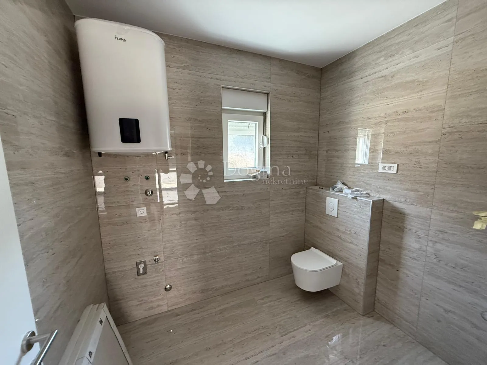 stan u prizemlju novogradnje 92m2, sa dvorištem 95m2, na otoku viru - slika 16