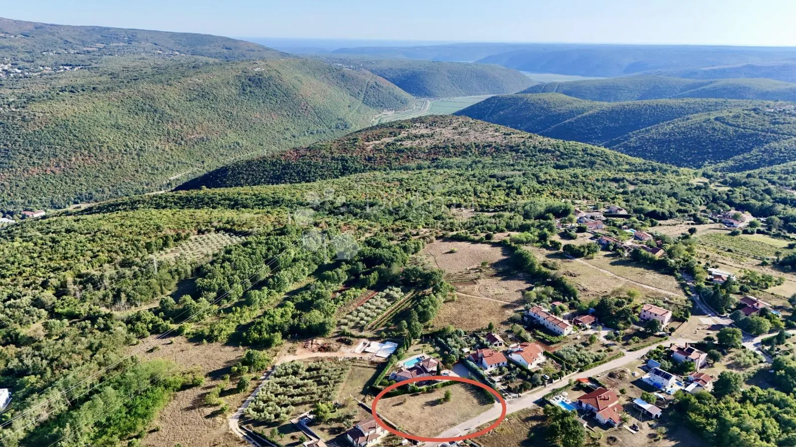 građevinsko zemljište nadomak labina - 1.826 m2 - slika 1