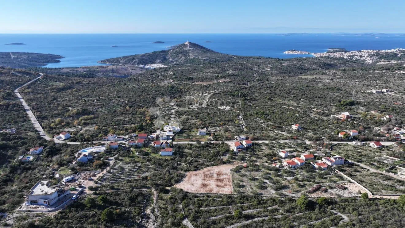 građevinsko zemljište od 2186m2 u zaleđu primoštena - slika 2
