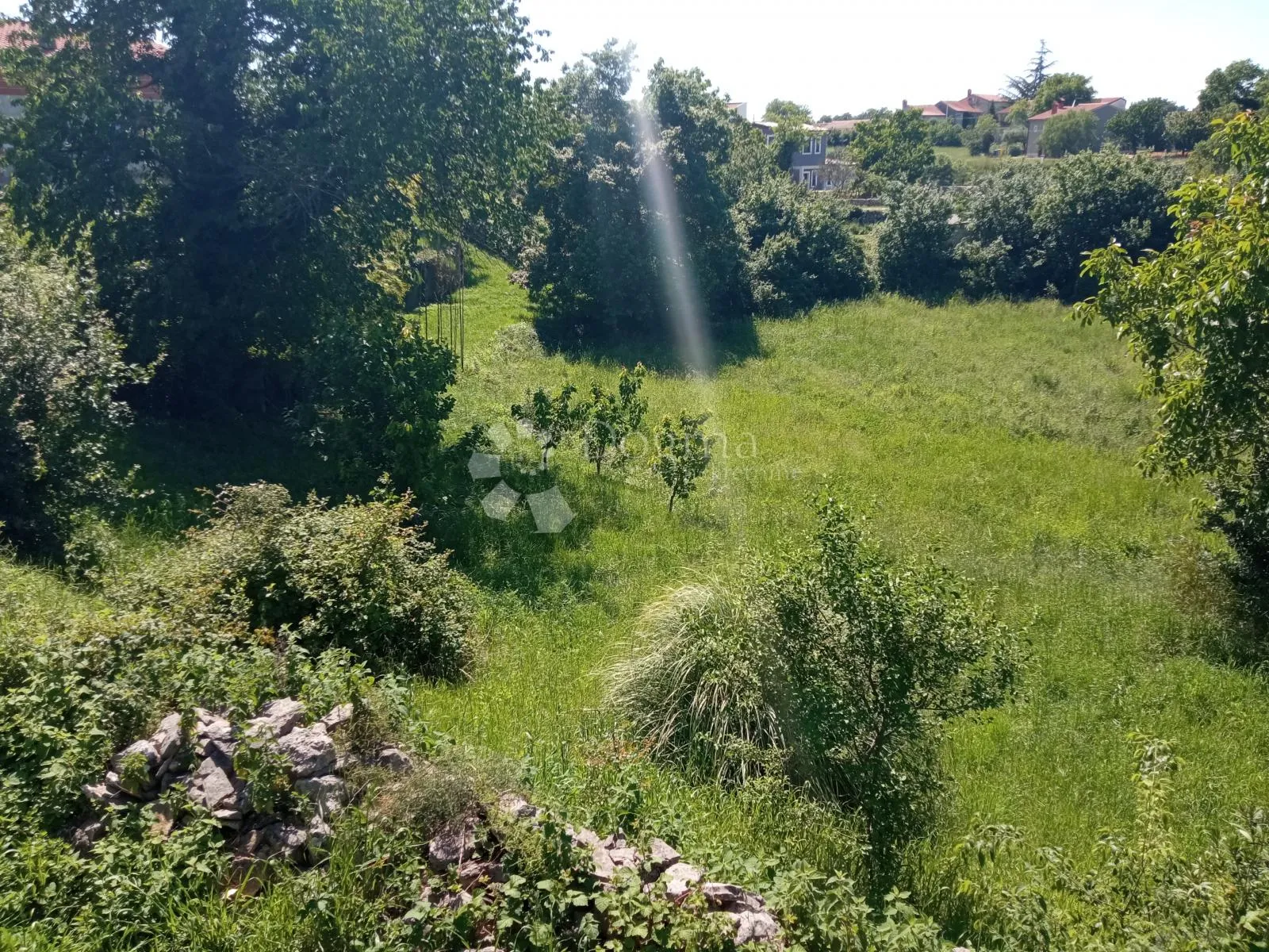 građevinsko zemljište u srcu sela - slika 3