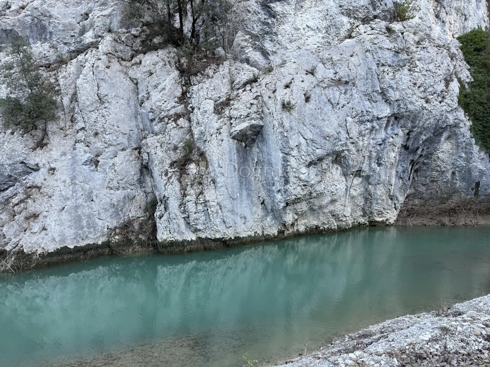 Jedinstveno zemljište uz rijeku - Idealno za aktivni turizam - Buzet