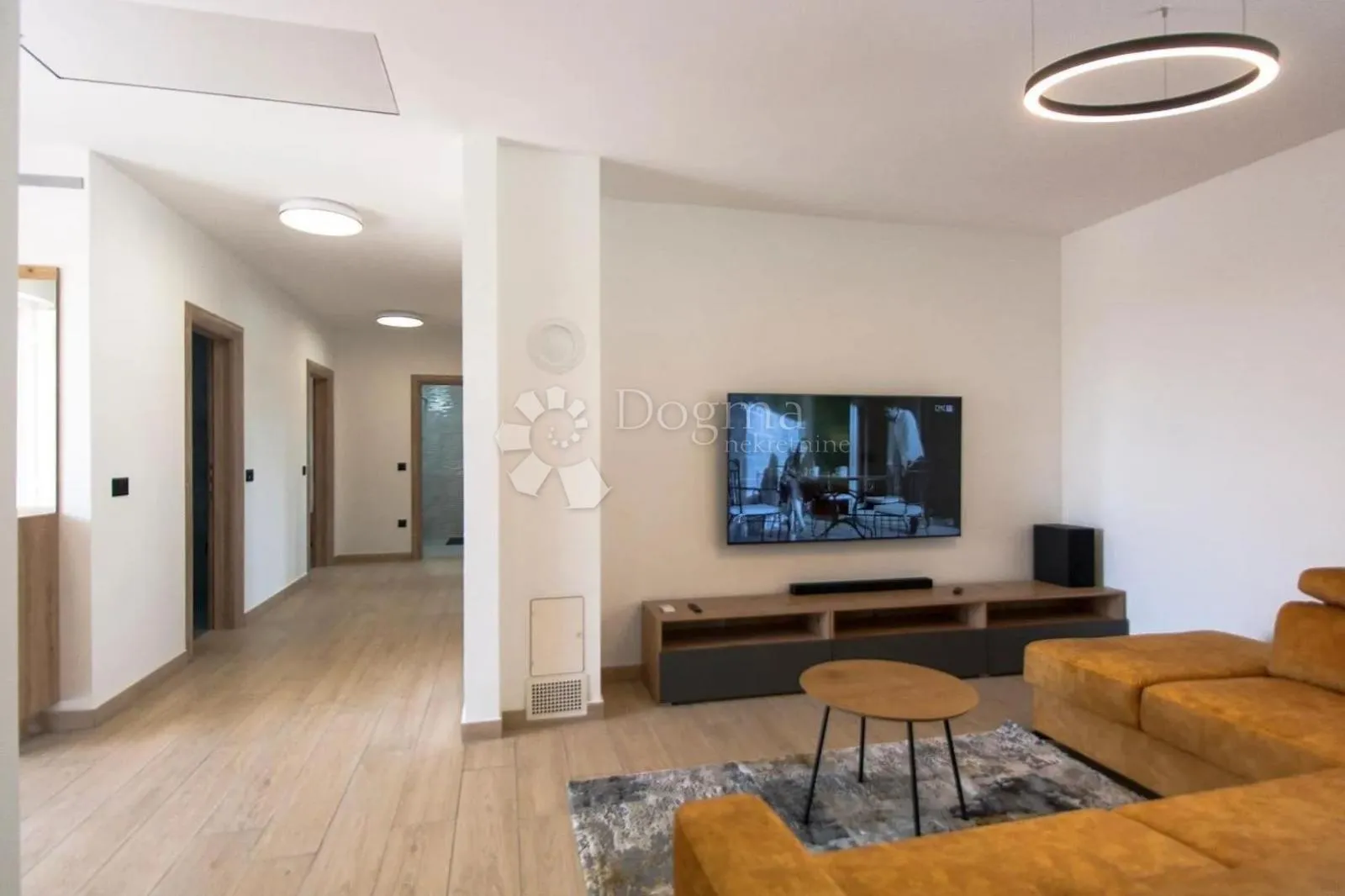 villa sa bazenom, konobom i 3800m2 okućnice - slika 13