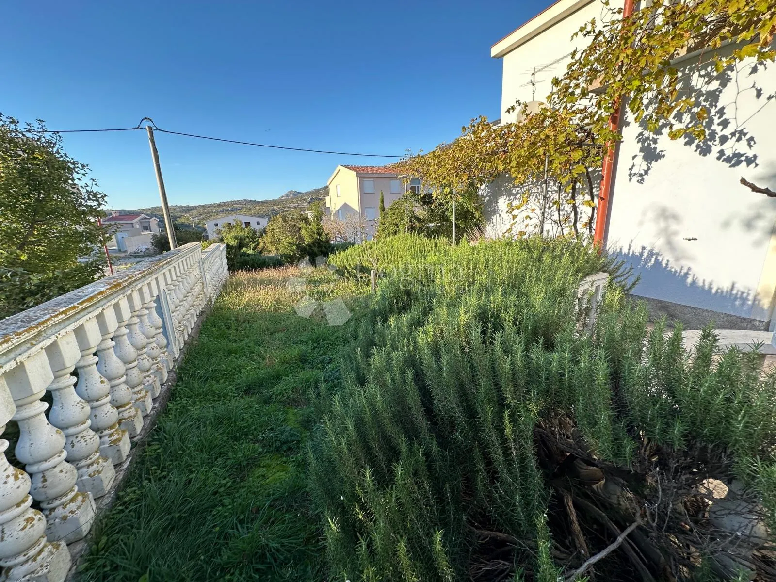 cesarica kuća novije gradnje sa 4 apartmana - slika 17