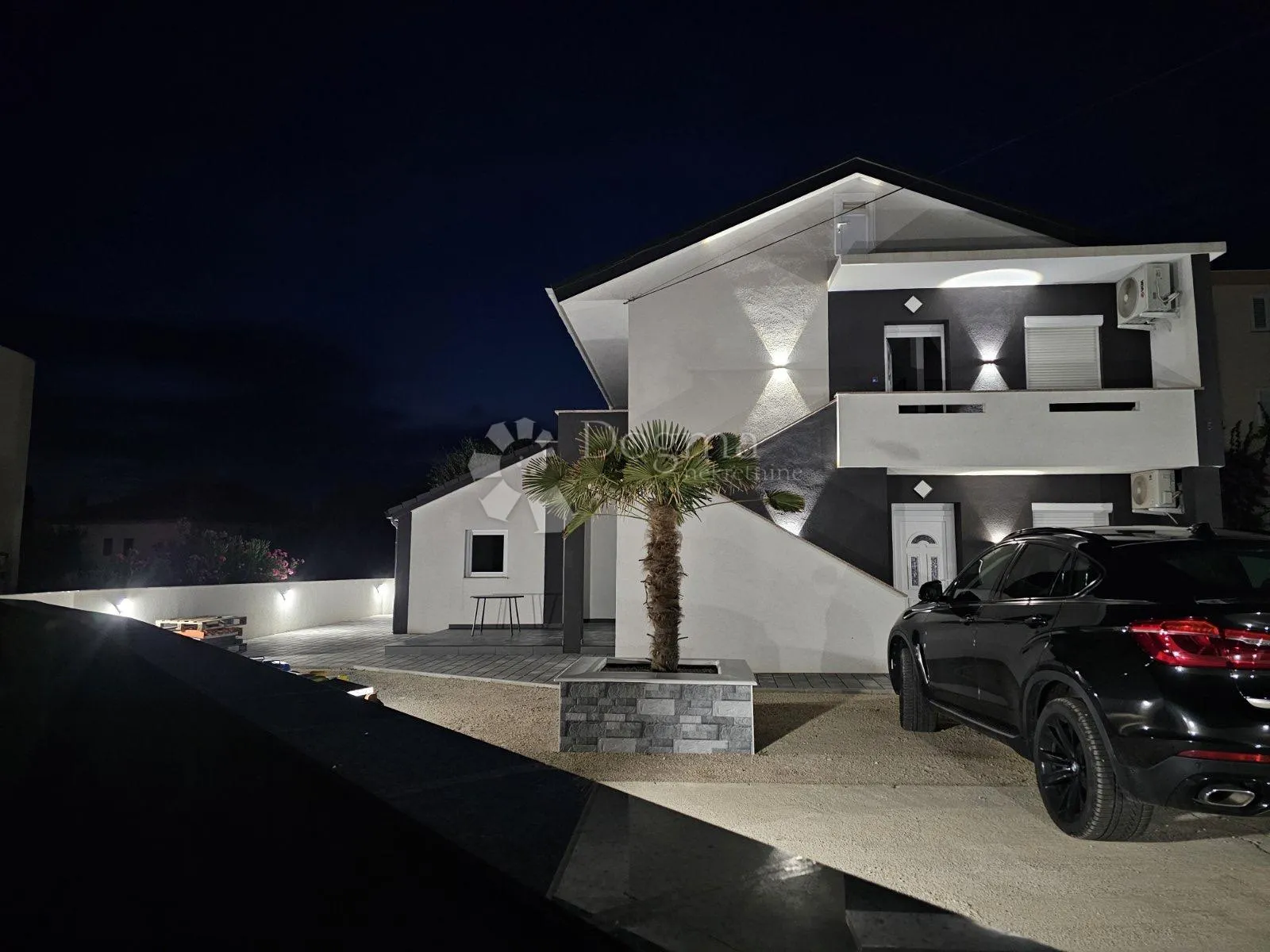 otok pag novalja samostojeća kuća sa tri apartmana - slika 3