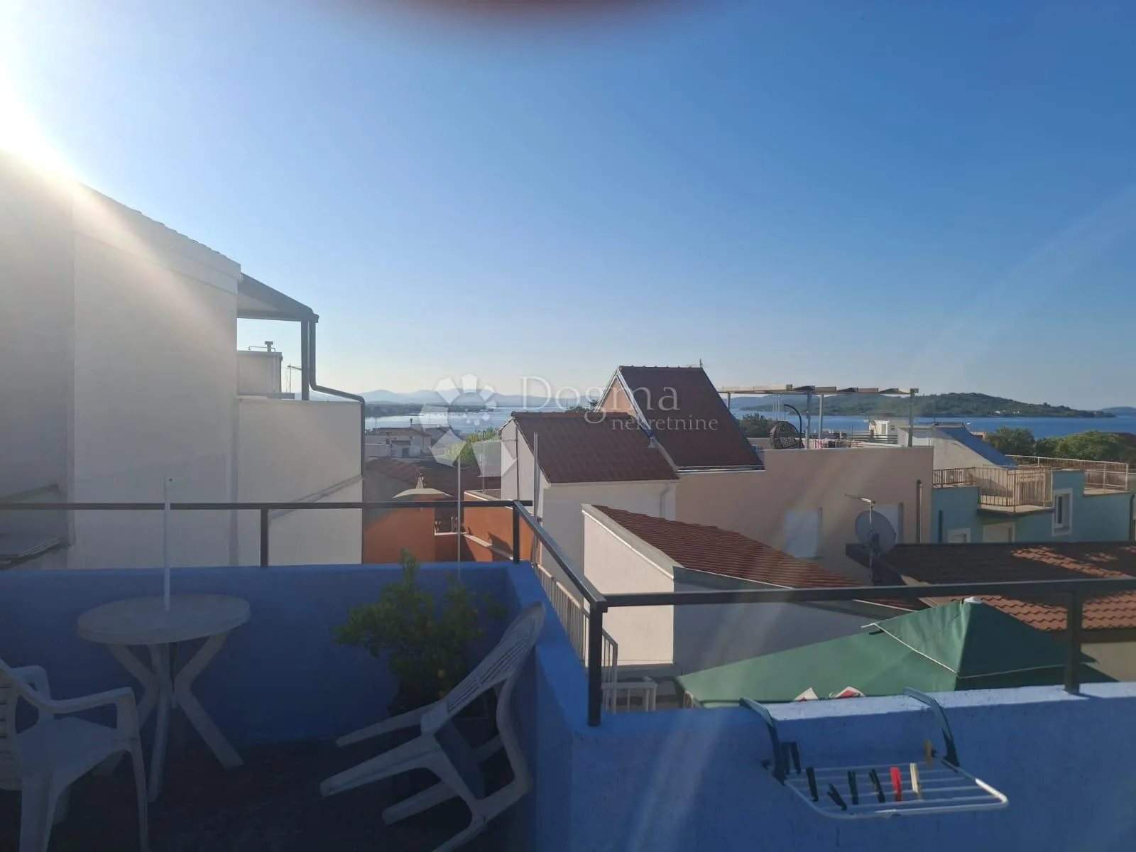vodice - stan s prostranom terasom koja pruža pogled na more - slika 11