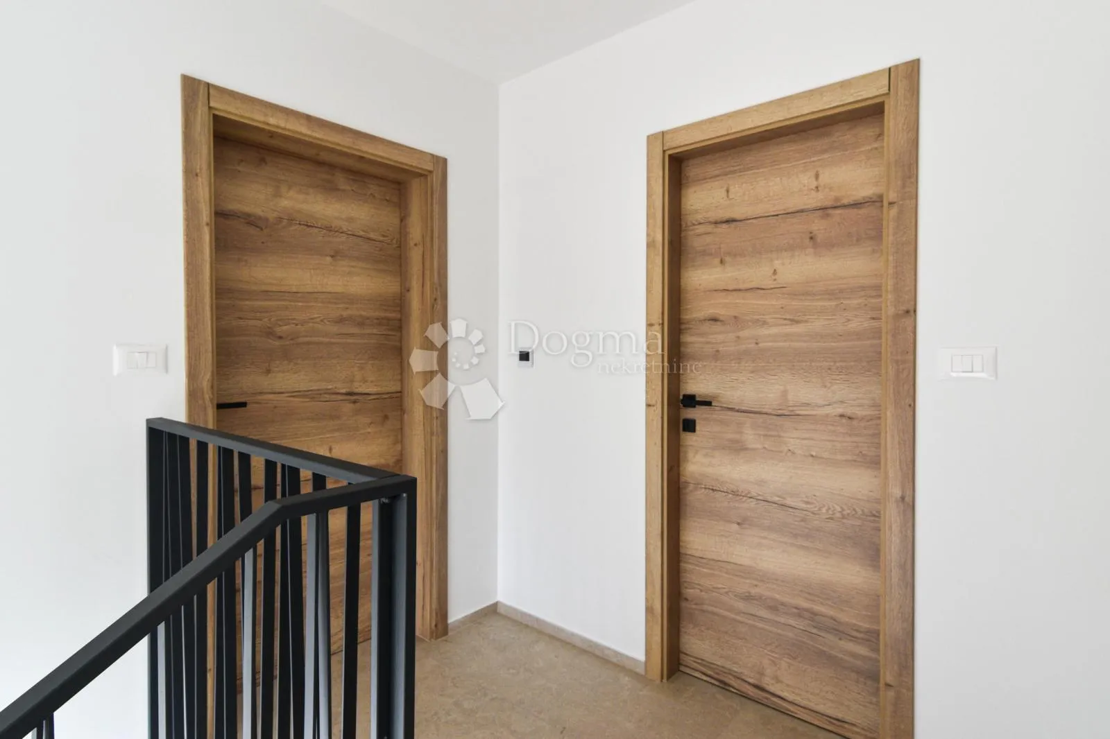 poreč - moderna vila s 4 spavaće sobe i bazenom 4 km do mora - slika 9