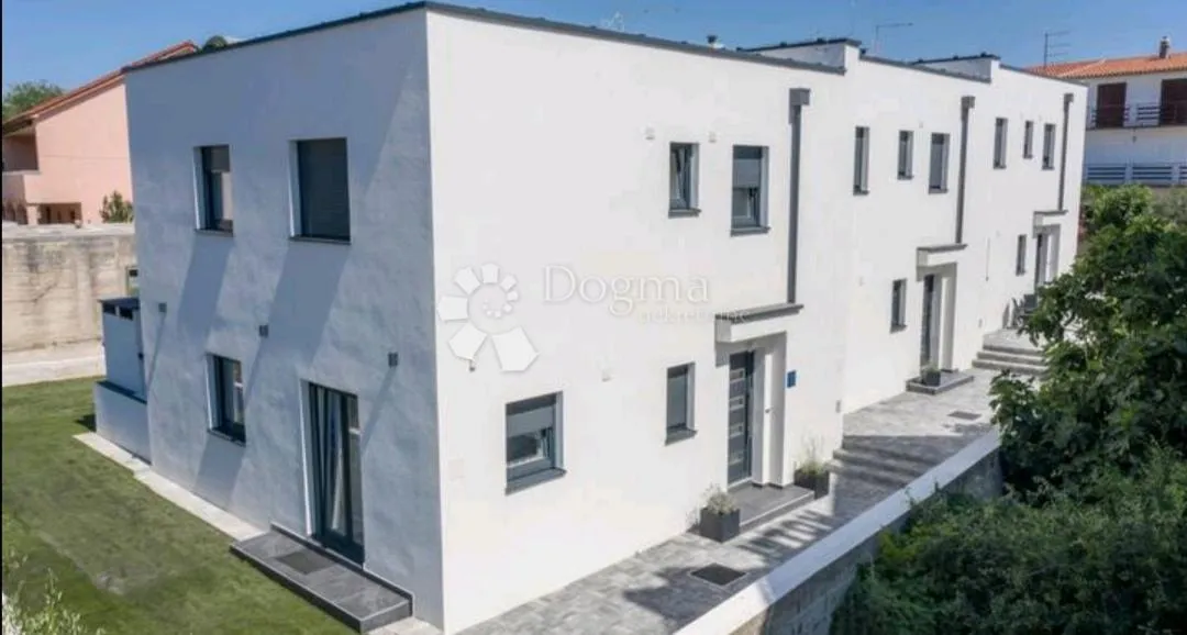 vodice - atraktivna kuća moderno namještena - slika 7