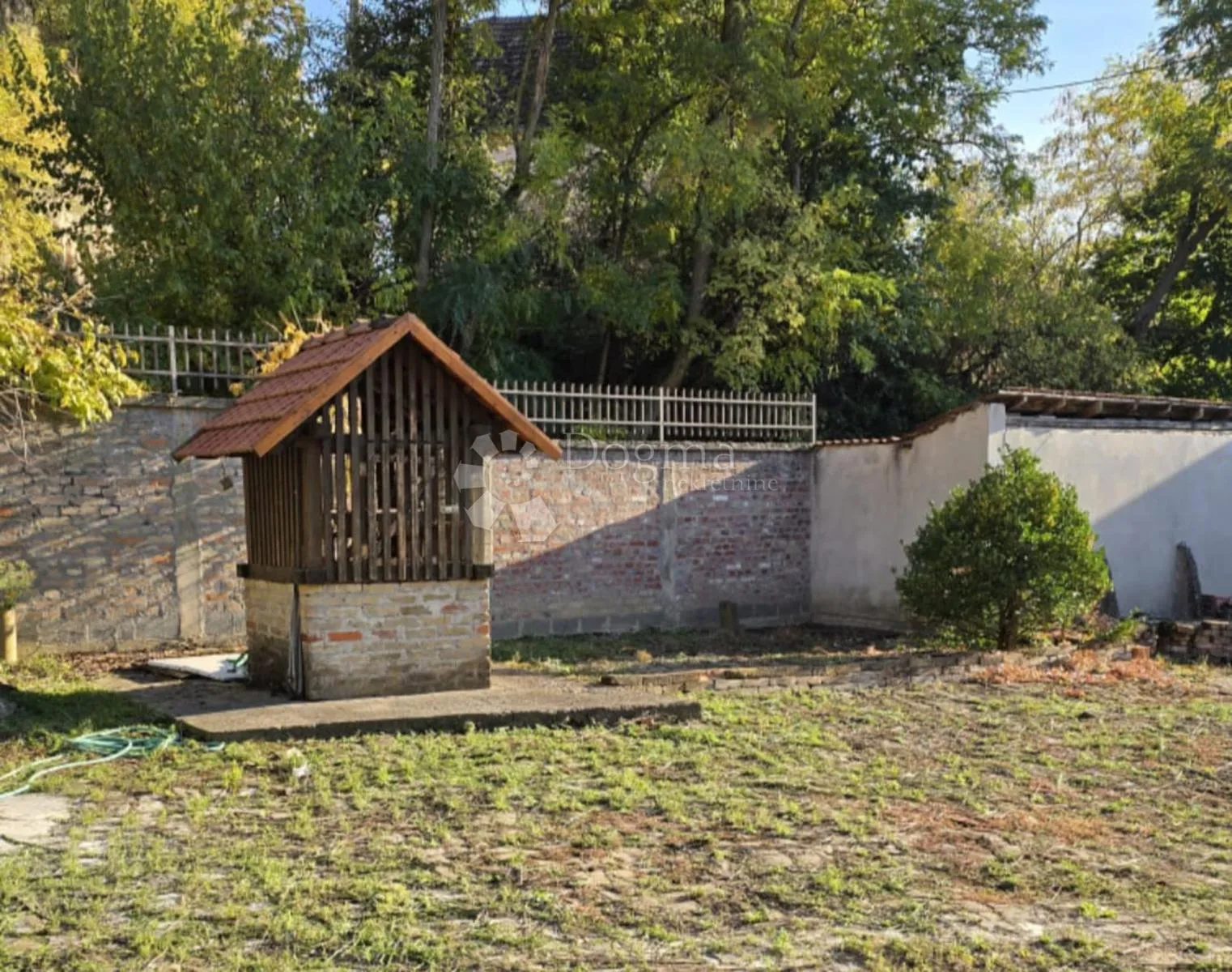 idealna za obitelj ili ulaganje – kuća s velikom okućnicom na dunavu - slika 2