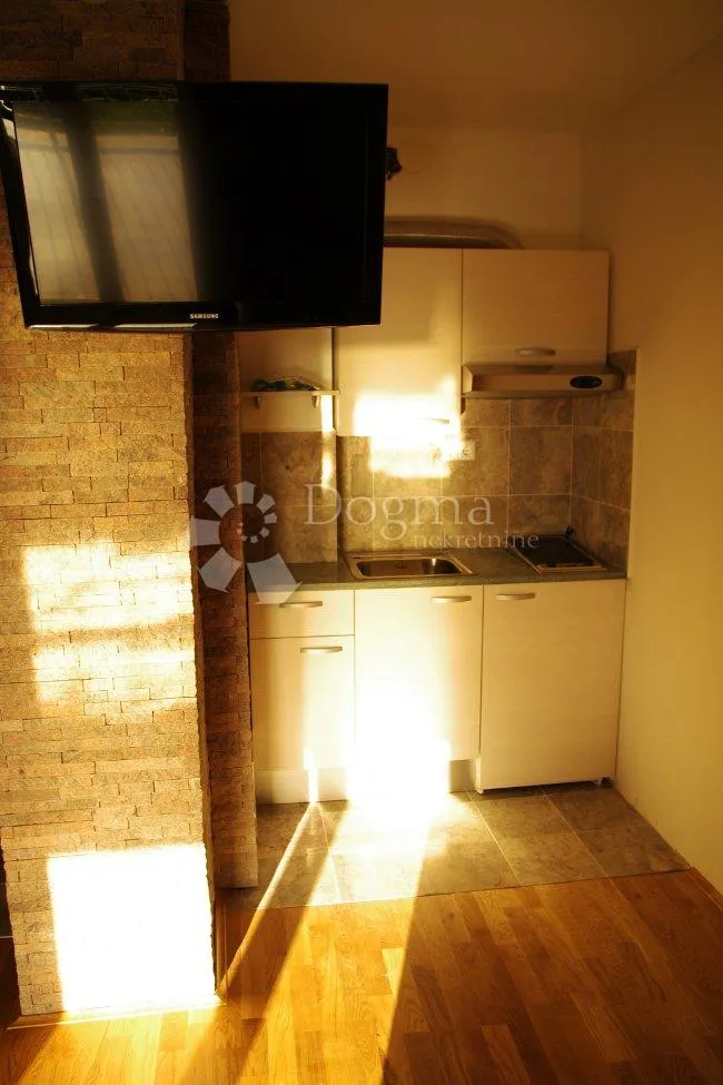 apartmanska kuća s bazenom na frekventnoj lokaciji! - slika 34