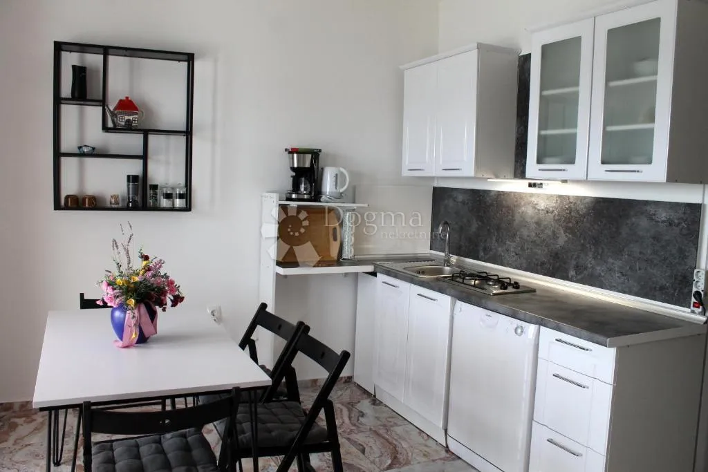 lovetovo -vodice, predivna kuća s 6 apartmana, prvi red do mora - slika 12