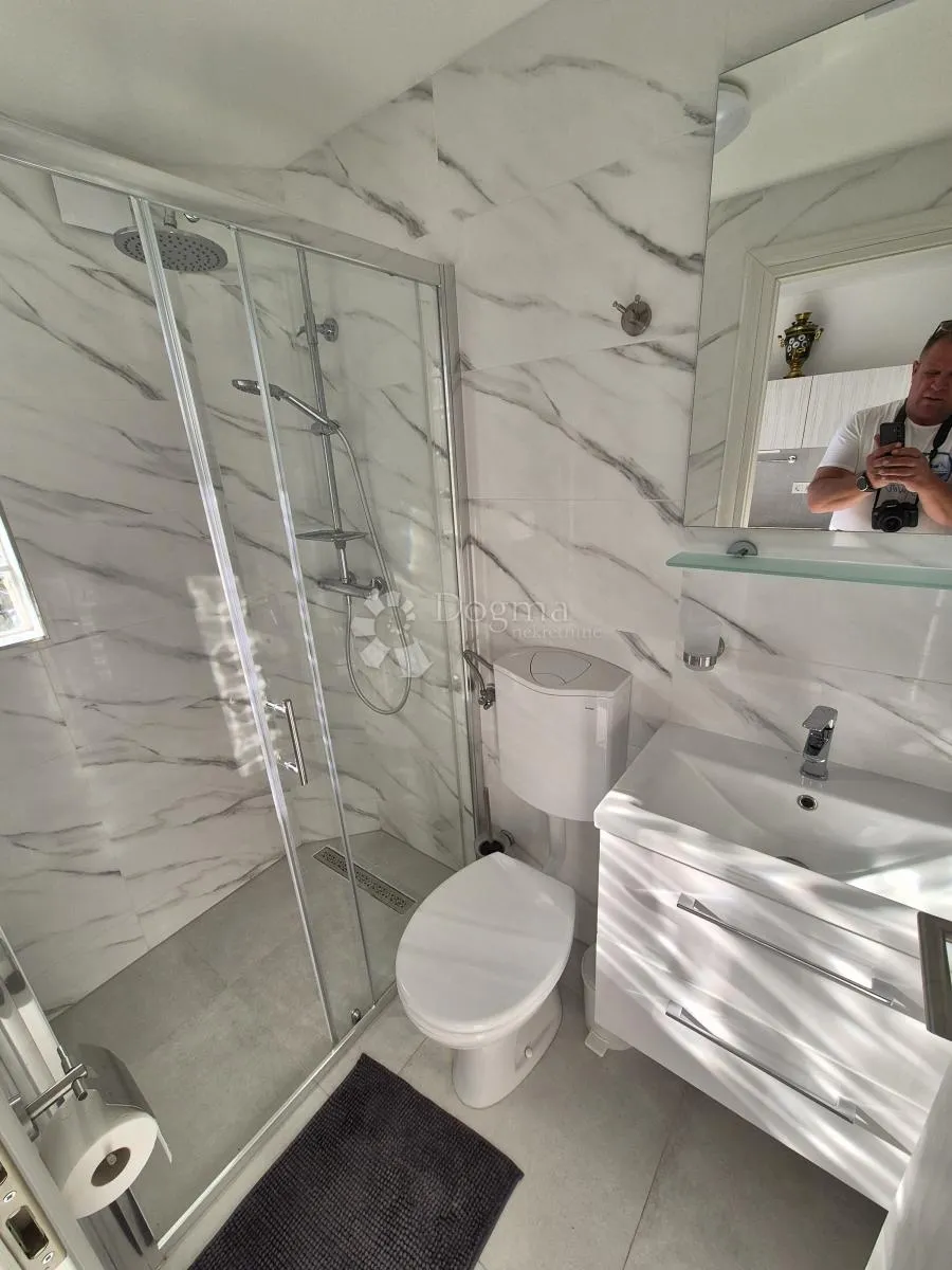višestanbena kuća s 11 apartmana - slika 27