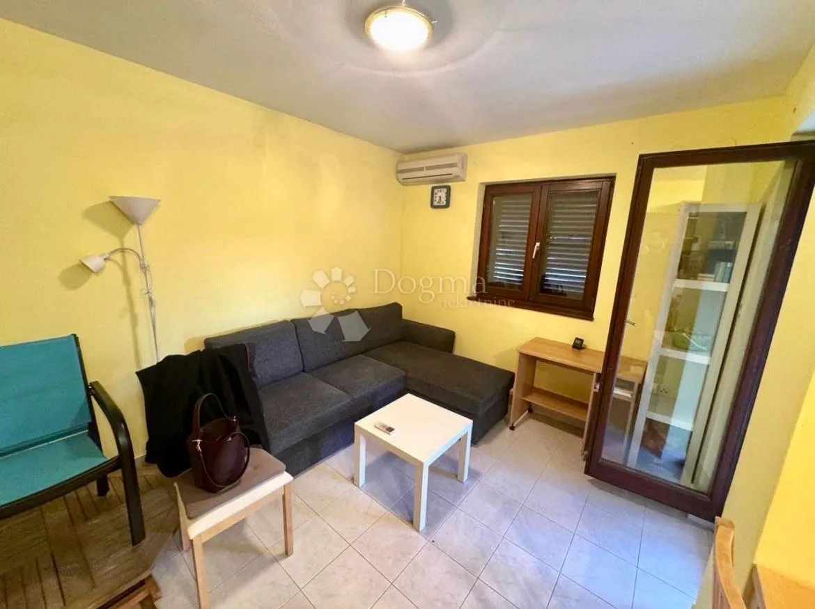 rabac – prizemni apartman s terasom i parkingom - slika 4