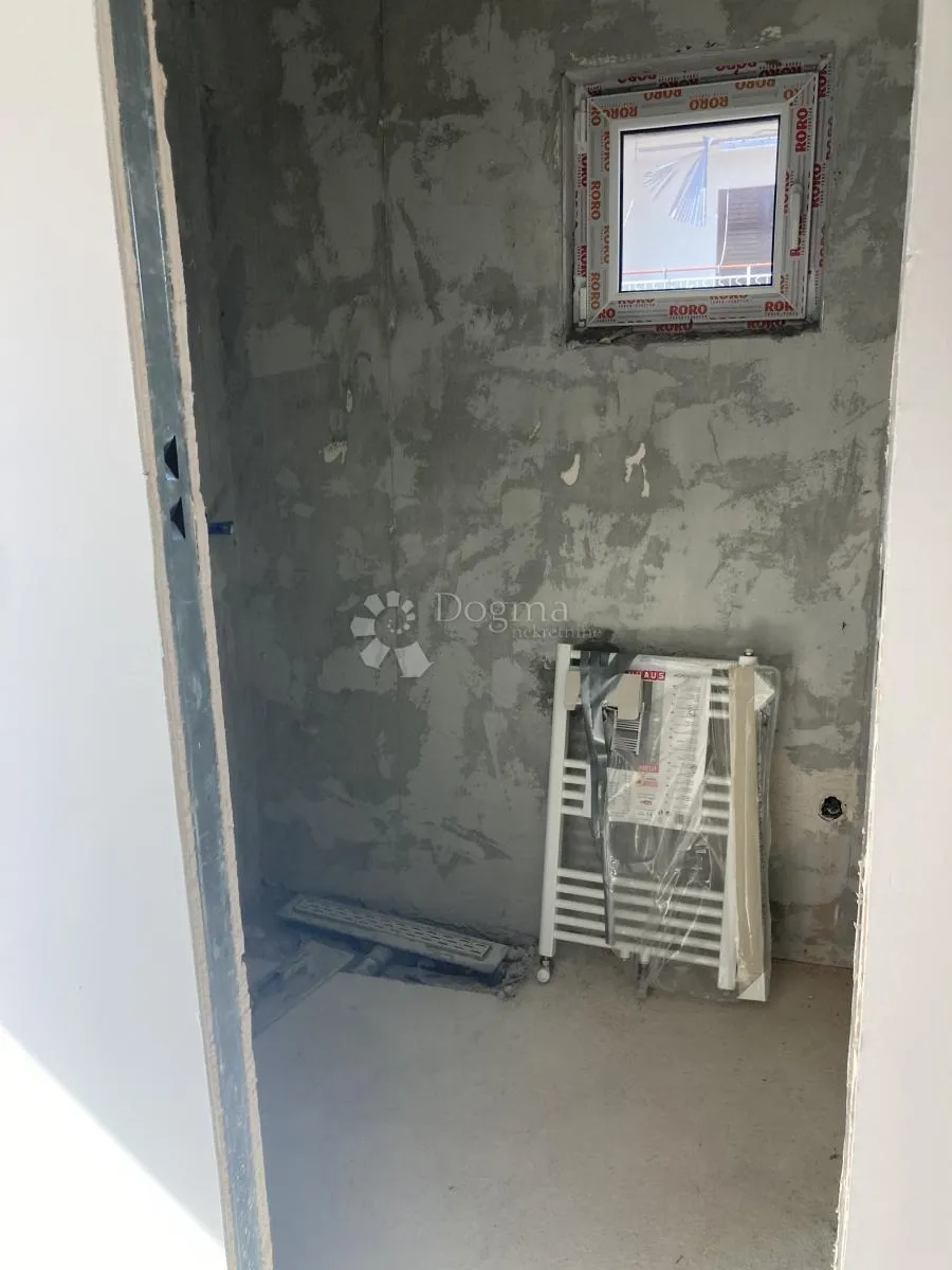prilika - apartmanska kuća u pirovcu, 1. red do mora - slika 41