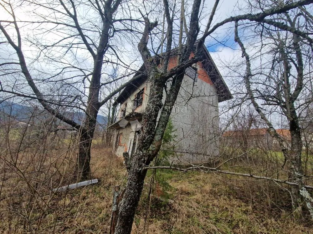 kuća u plaškom za život i vikend - slika 6