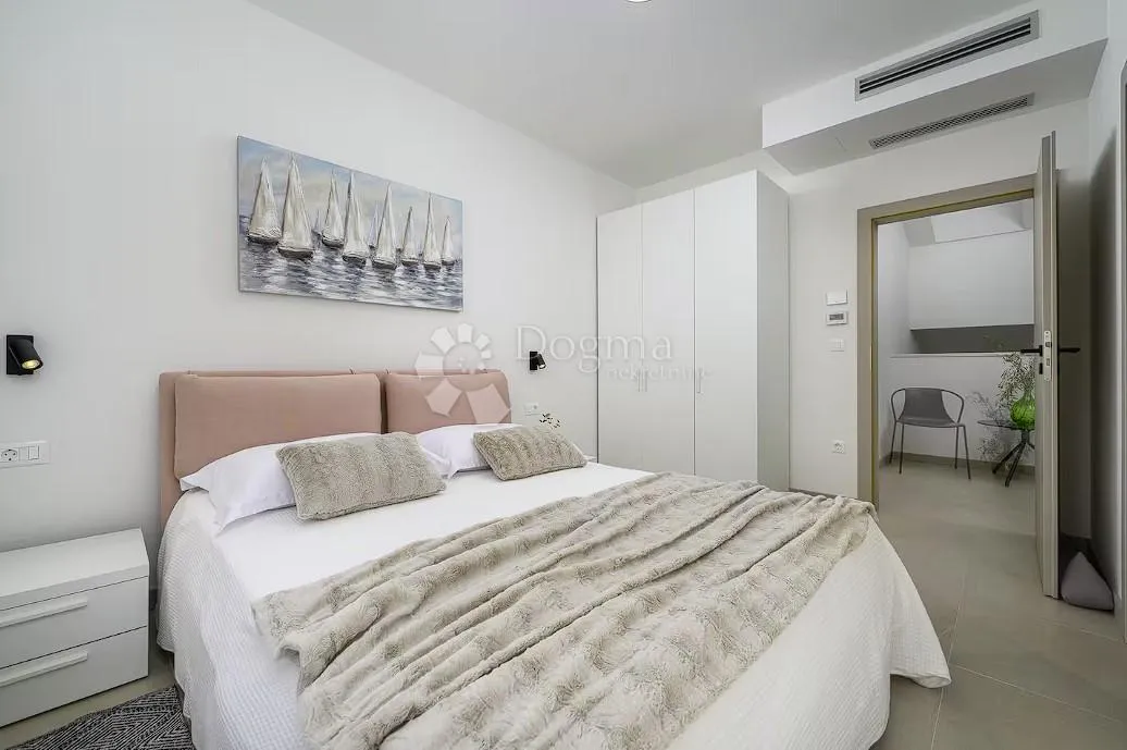 luksuzna vila s pogledom na more, bazenom i 4 spavaće sobe - slika 21