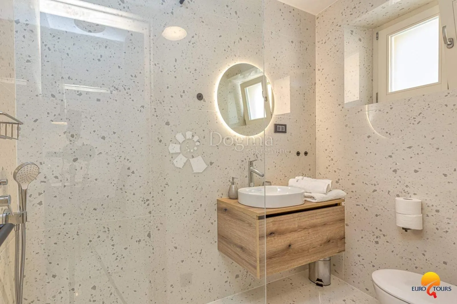 očaravajuća apartmanska kuća u samom centru vrsara - slika 28