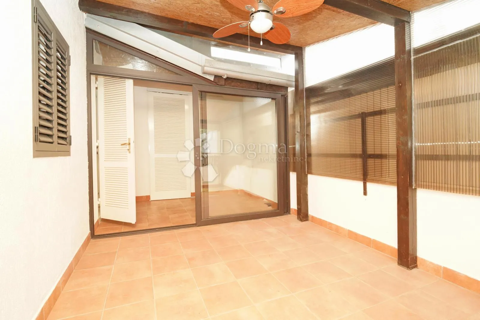 elegantna prizemnica u nizu 82 m²- červar - slika 10