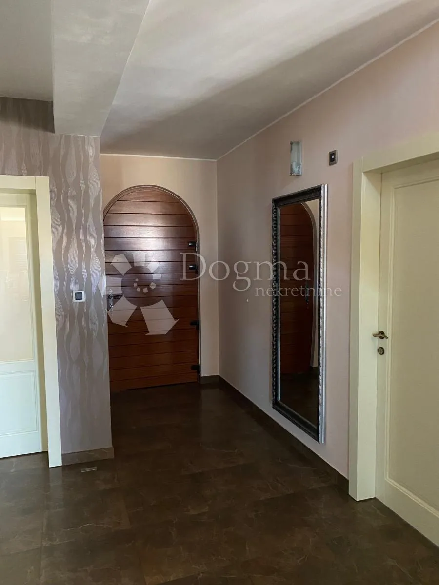 brodarica- mediteranska villa s bazenom i pogledom - slika 22