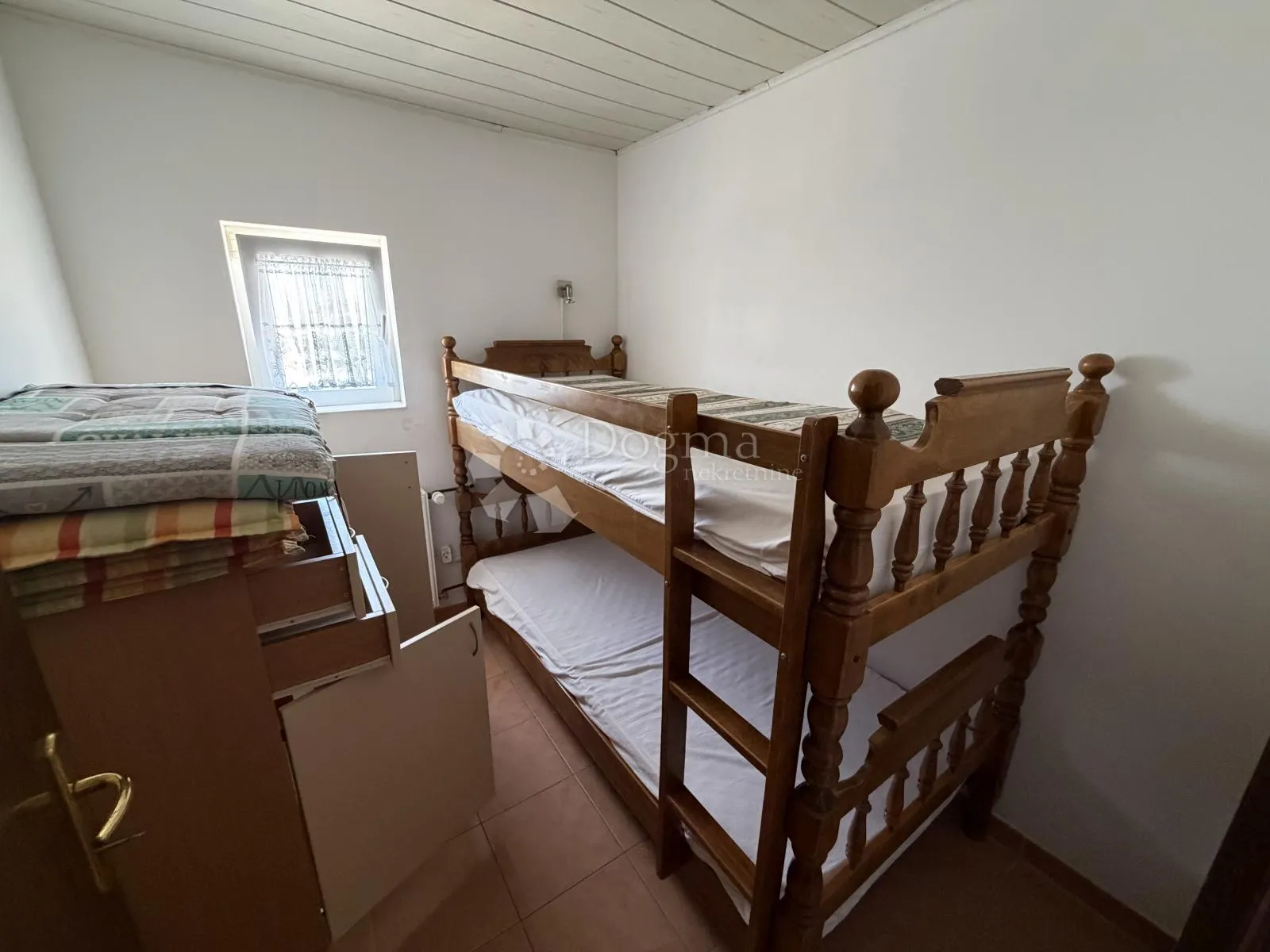 prilika u brodarici- kuća blizu mora, s 6 apartmana i 3-sobnim stanom!! - slika 52