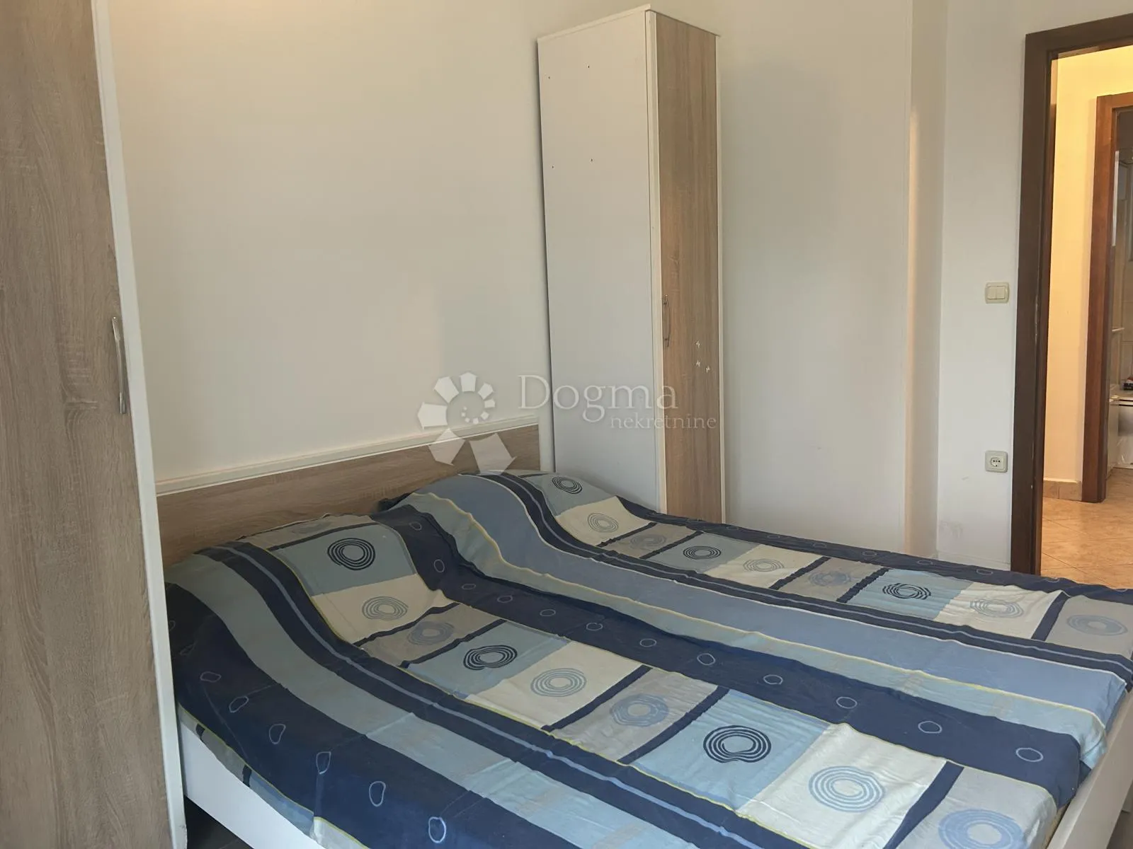 škurinje kuća sa tri stana - slika 12