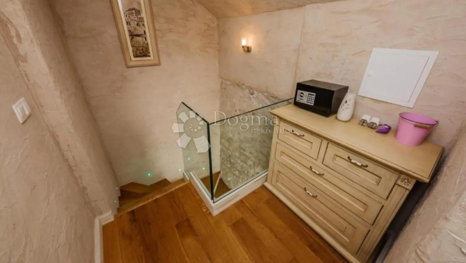 fantastičan dvoetažni stan u autentičnoj kamenoj kući - slika 11