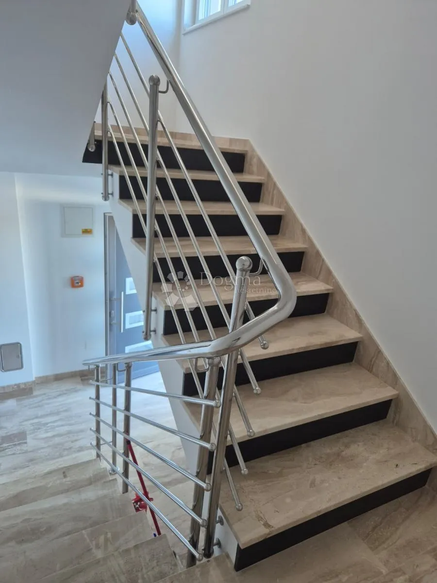 prodaje se – elegantan dvosobni stan na drugom katu, primošten - slika 3