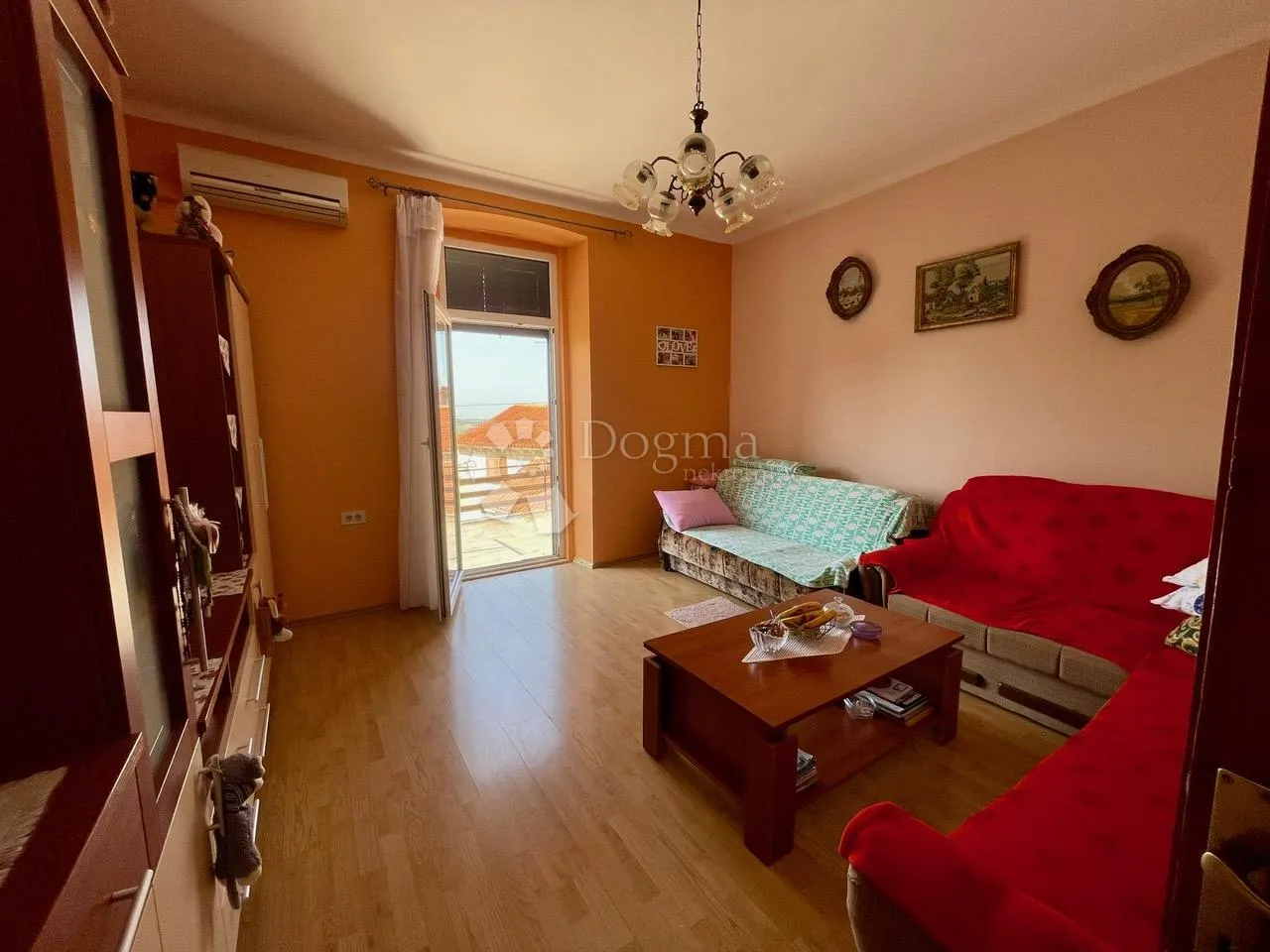 kuća, s restoranom u prizemlju, u centru buja - slika 24