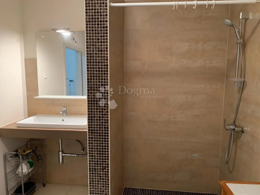 funtana!prilika!uhodana apartmanska kuća na parceli sa velikim potencijalom! - slika 57