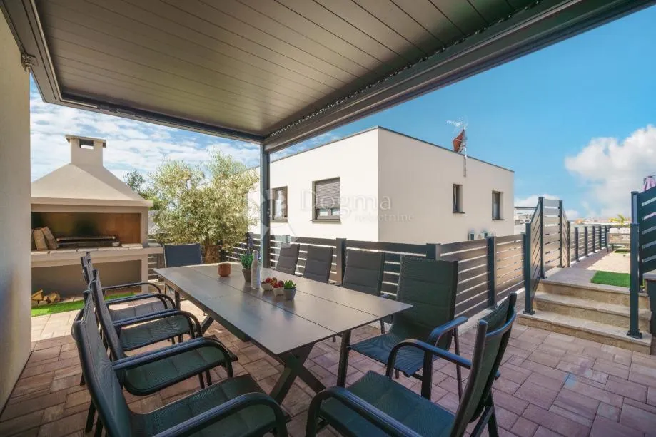 vodice – luksuzna novogradnja s bazenom i panoramskim pogledom na more - slika 11