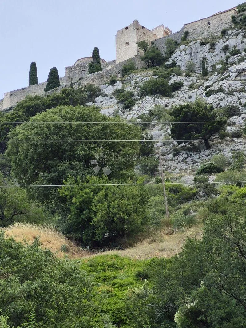 Klis, 1200m2 uz cestu s pogledom