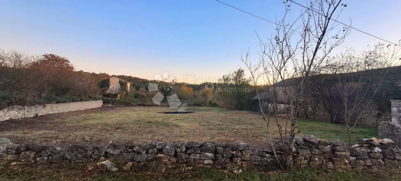 starina za adaptaciju s garažom i dvorištem - slika 8