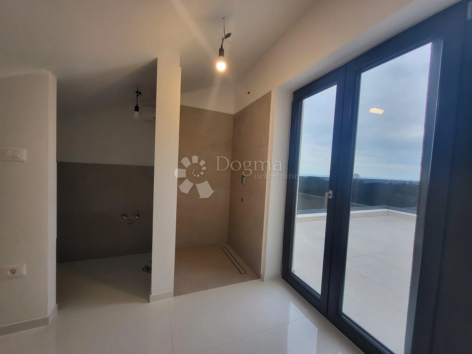 luksuzan stan, pogled more, terasa, jacuzzi, sauna, novogradnja, 2s+db - slika 4