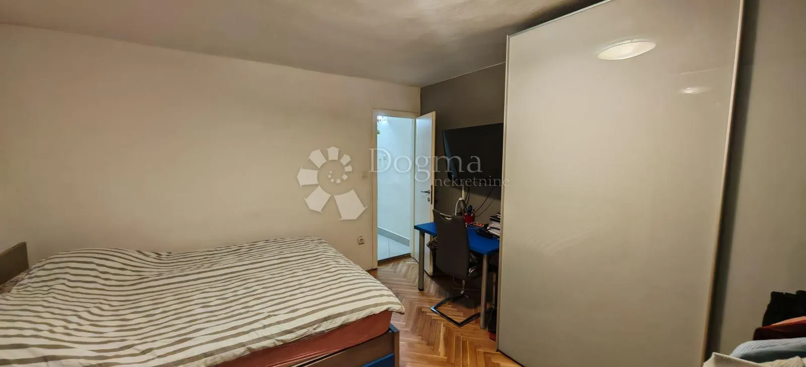 dvosoban stan u strogom centru zadra - slika 5