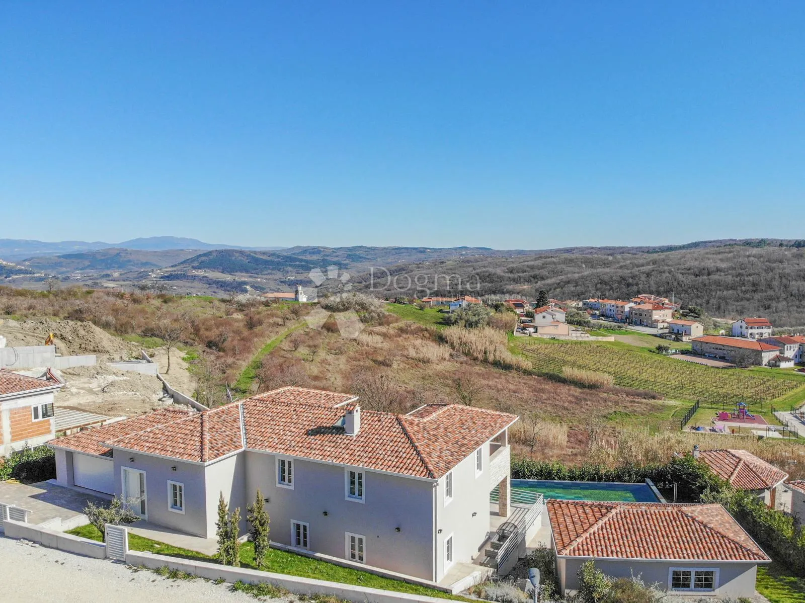 prestižna vila u okolici poreča s 4 spavaće sobe i bazenom - slika 37