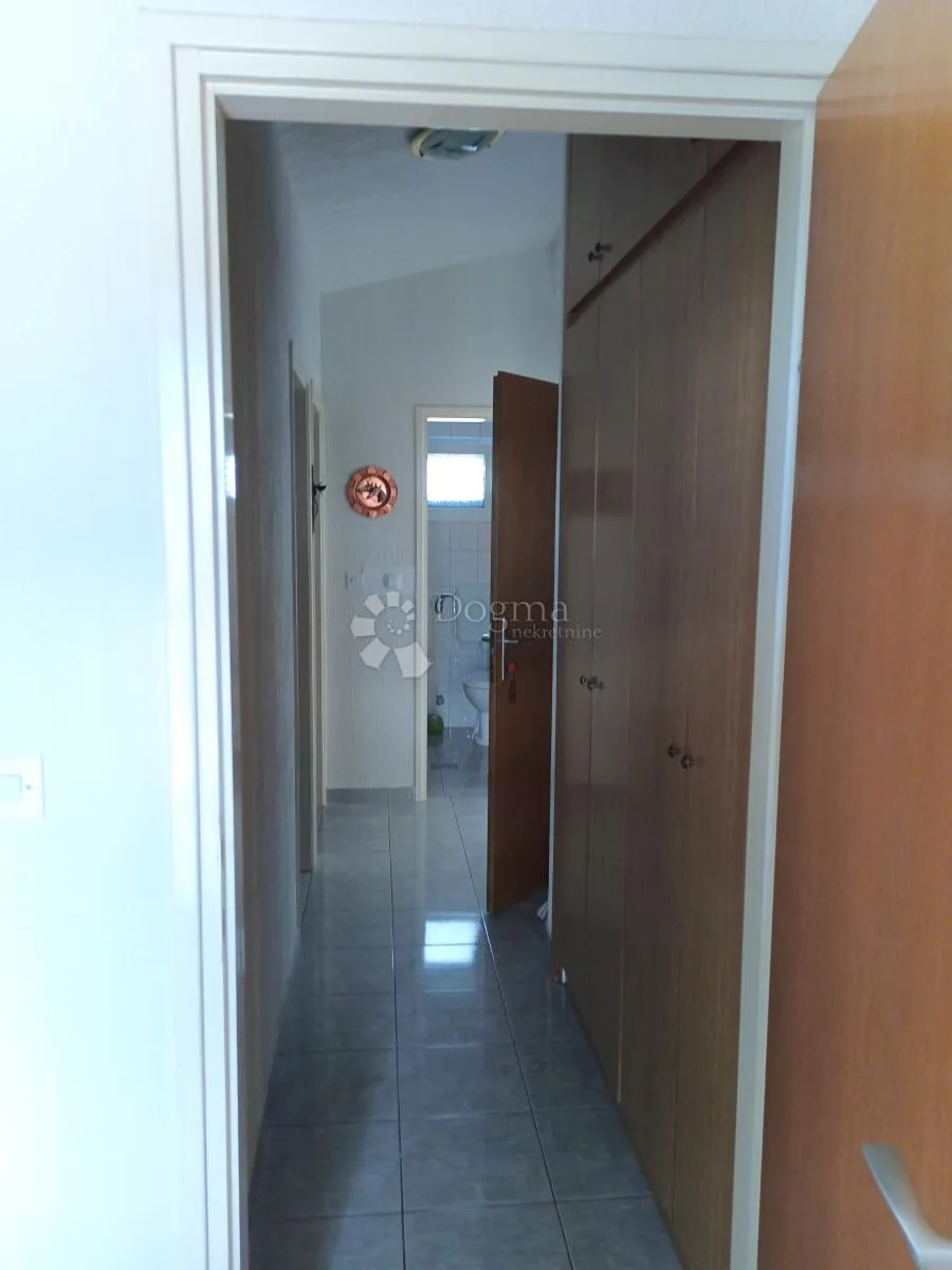 vodice prekrasna kuća sa 9 apartmana 100 metara od mora - slika 24