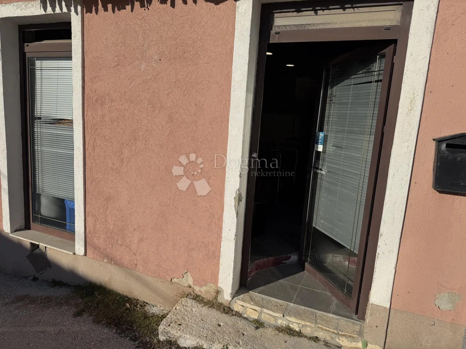 kuća sa ugostiteljskim objektom u prizemlju i terasom , u centru medulina - slika 12