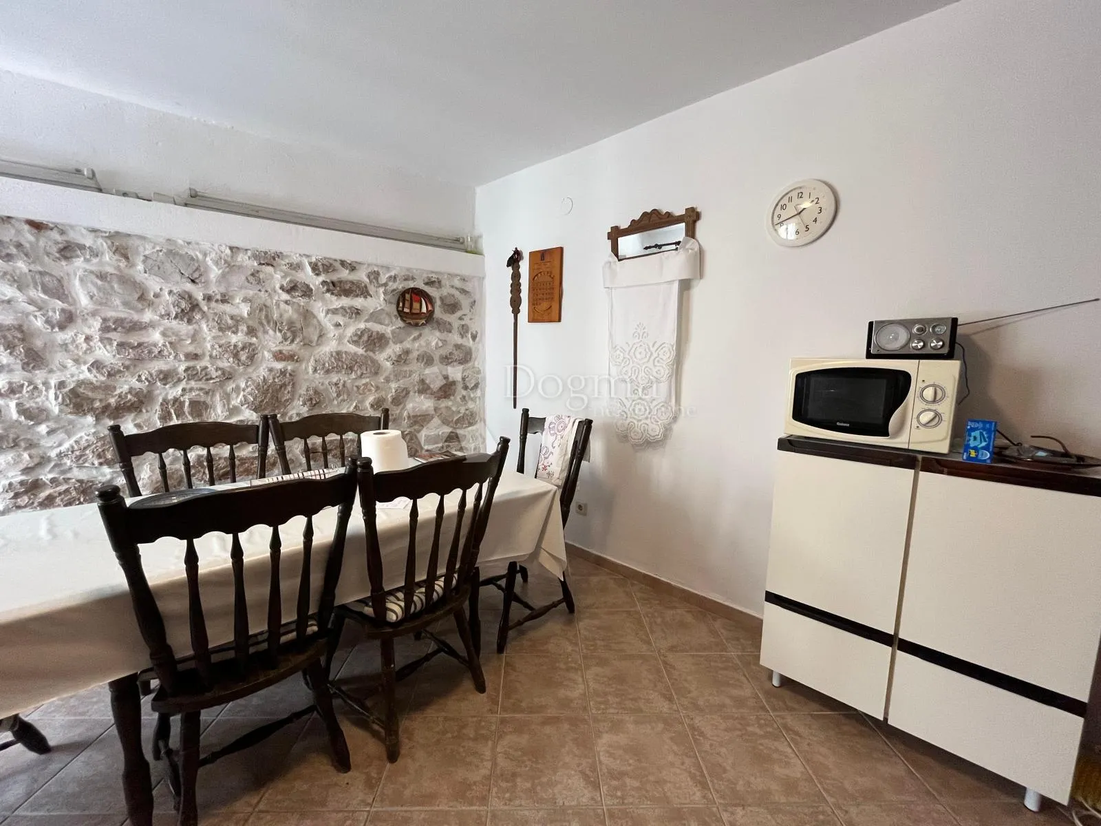 šarmantna kamena kuća na murteru - slika 9