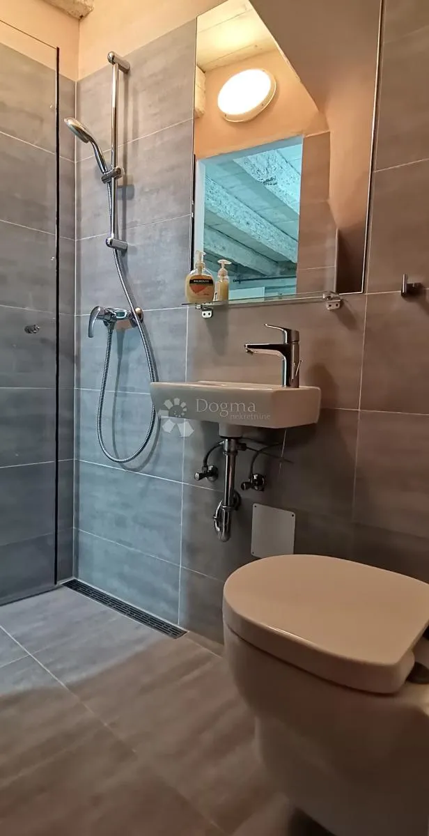 rovinj - sniženo! kuca s 3 apartmana u srcu starog grada - slika 24