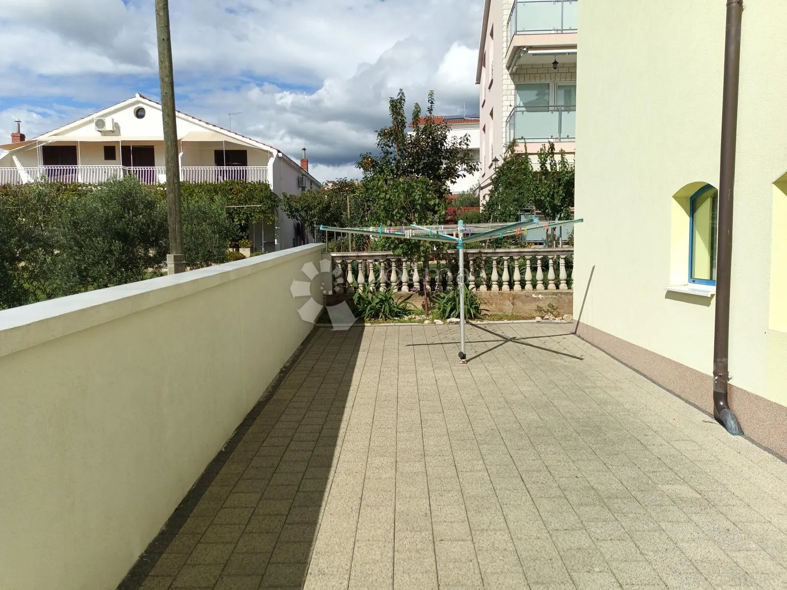 vodice prekrasna kuća sa 9 apartmana 100 metara od mora - slika 12